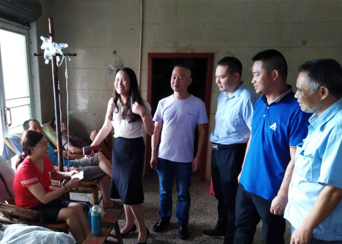 20200720673834.jpg 20200711 白新一標(biāo)走訪慰問當(dāng)?shù)乩щy黨員 圖_副本.jpg