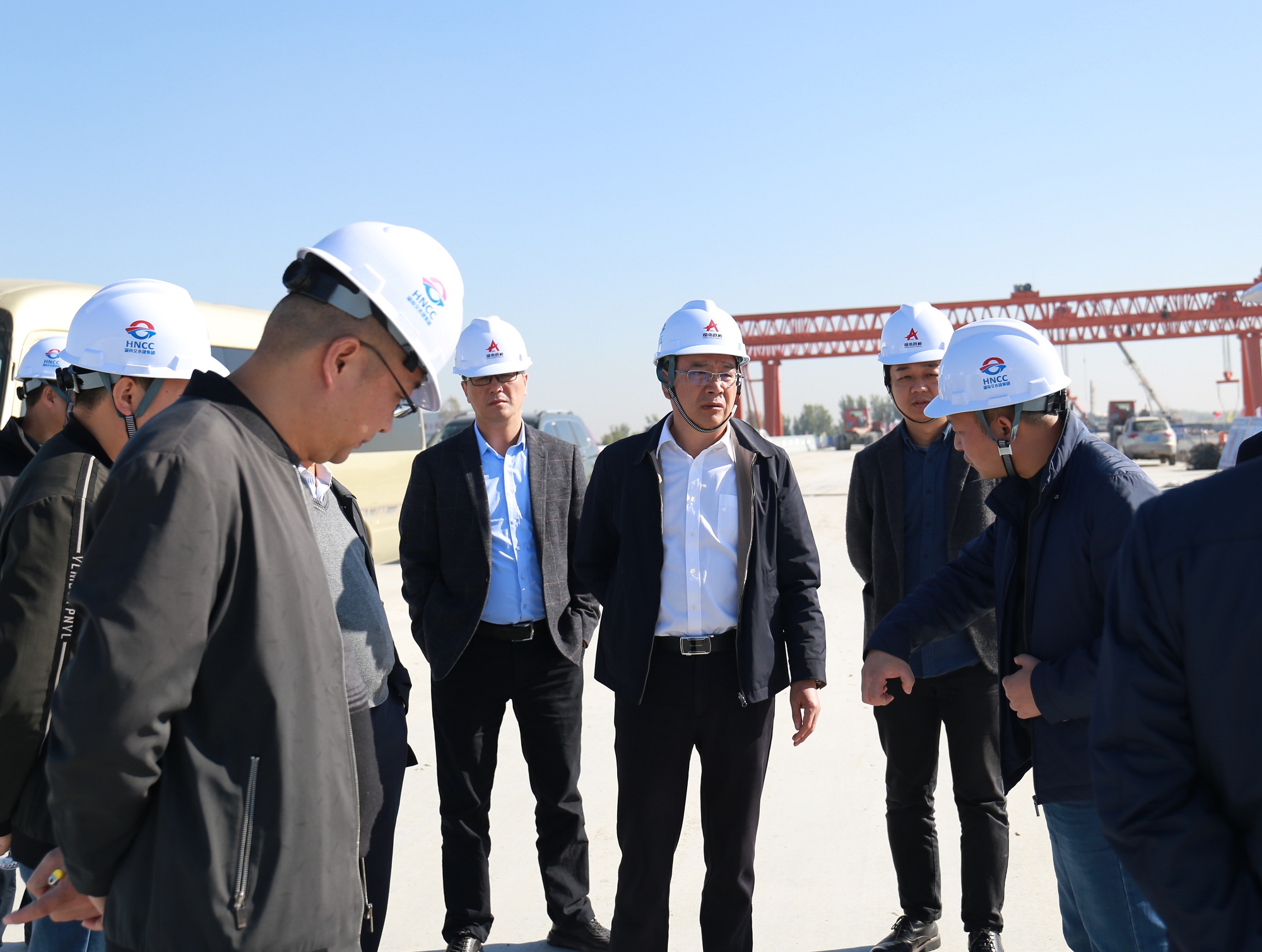 20201026126397.jpg 姚志立查看橋面鋪裝施工現(xiàn)場.jpg