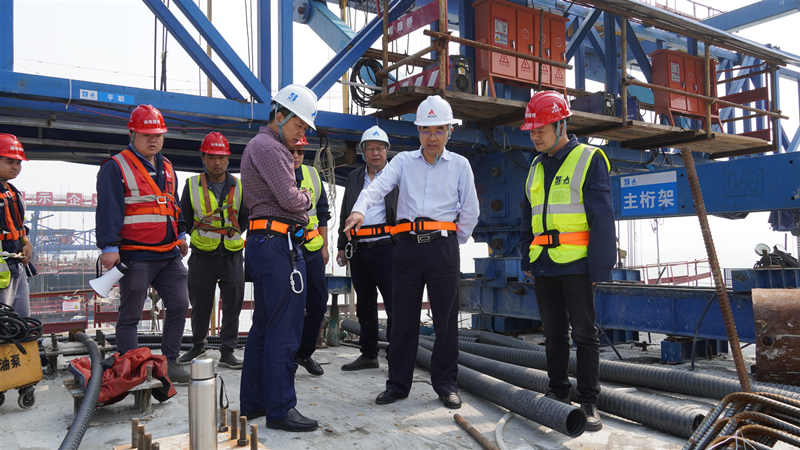 20230515574603.jpg 王術(shù)飛在大橋上實(shí)地查看_副本.jpg