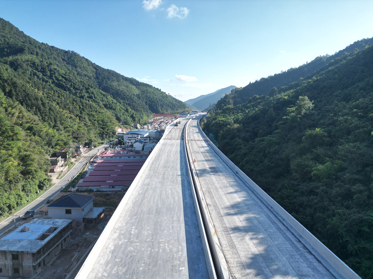 20251024779606.jpg 零道六標項目何家特大橋圓滿完成梁板架設_副本.jpg